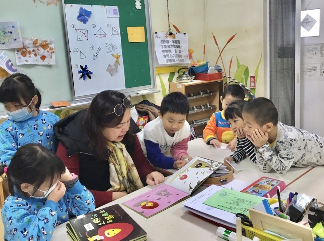 向小朋友說繪本故事